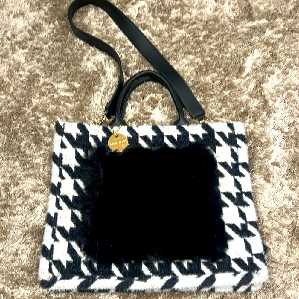 ALEX AND MAX white and clack houndstooth pattern tote with a zipper.